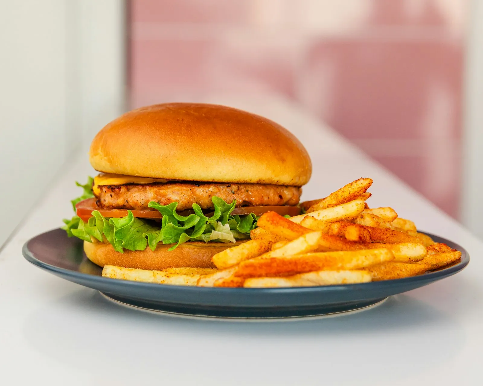 Hamburger med pommes frites