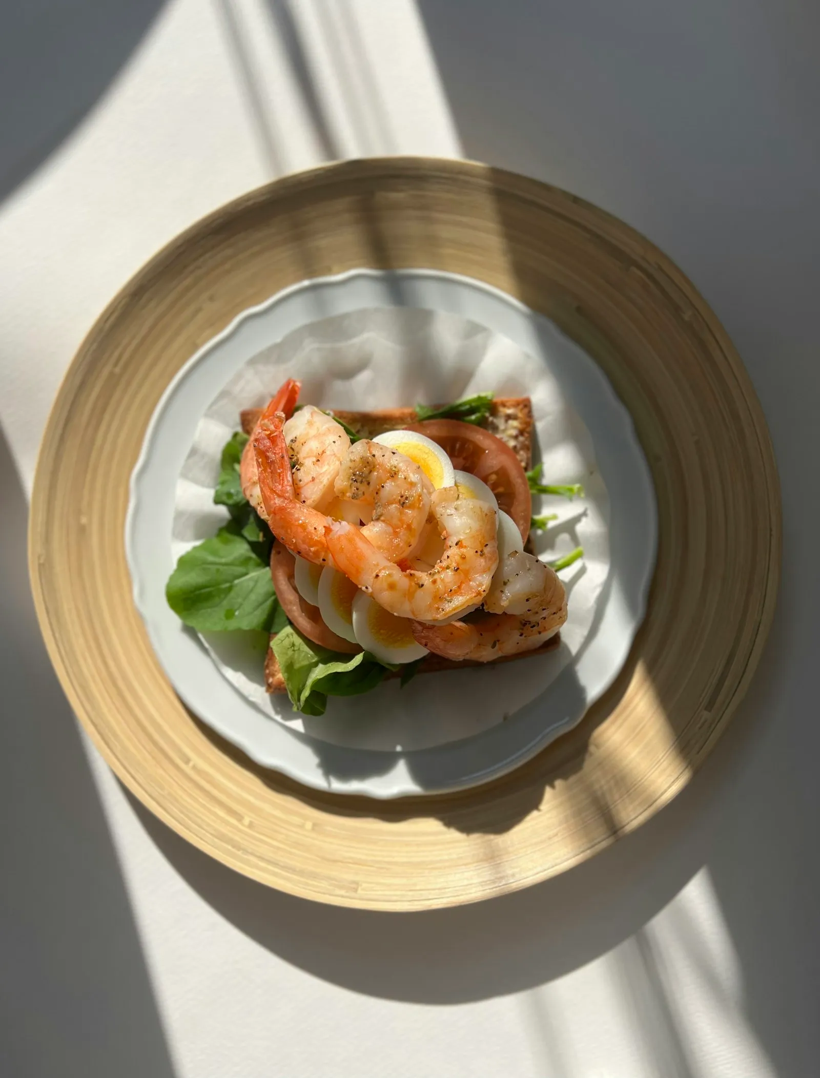 Smørbrød med reker og salat